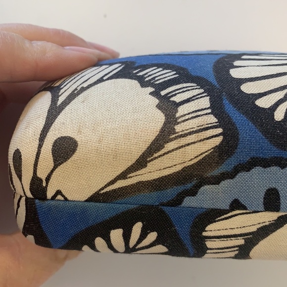 Vera Bradley clam shell eyeglass case blue, black and white fabric. - Picture 7 of 8